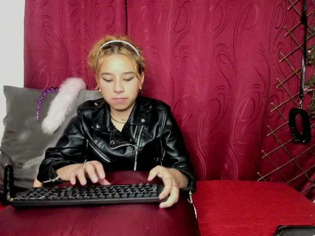 Live sex webcam photo for SophieSwit #276184135