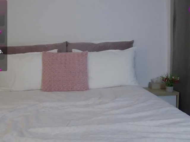 Live sex webcam photo for SophieeRain #290573159