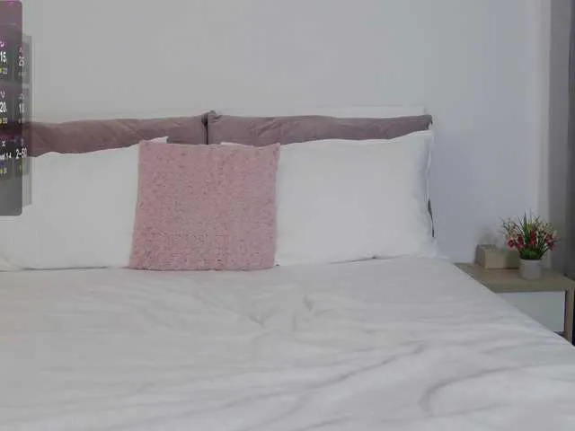 Live sex webcam photo for SophieeRain #290742644