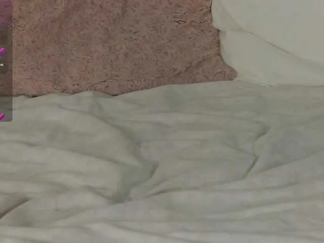 Live sex webcam photo for SophieeRain #291240571