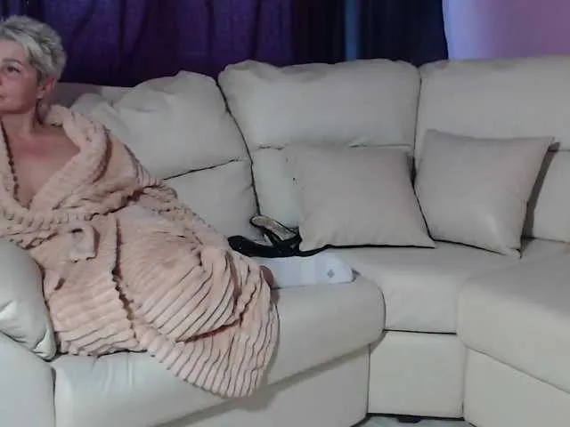 Live sex webcam photo for SquirtyMOMMY #290177355