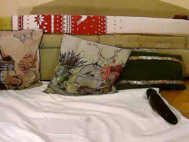 Live sex webcam photo for SquirtyMaya #290155501