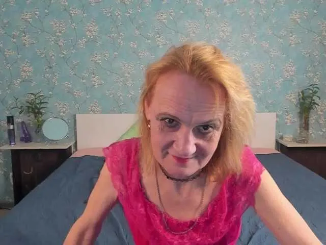 Live sex webcam photo for SqurtyLally69 #272360668