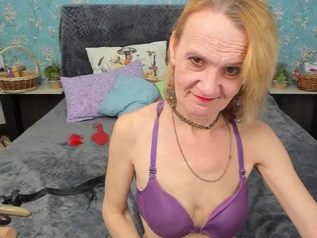 Live sex webcam photo for SqurtyLally69 #273288114
