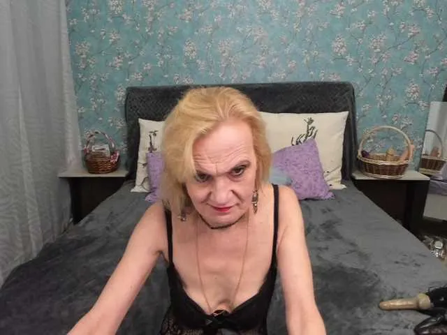 Live sex webcam photo for SqurtyLally69 #273575853