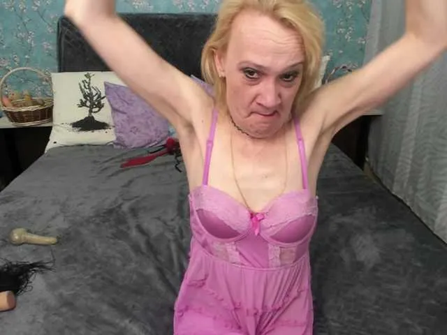 Live sex webcam photo for SqurtyLally69 #273727288