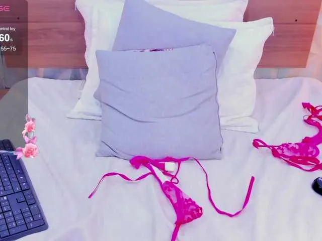 Live sex webcam photo for StaceyWhite #291188257