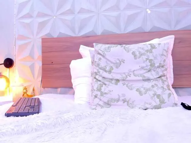 Live sex webcam photo for StaceyWhite #291896278