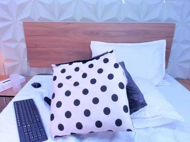 Live sex webcam photo for StaceyWhite #292324790