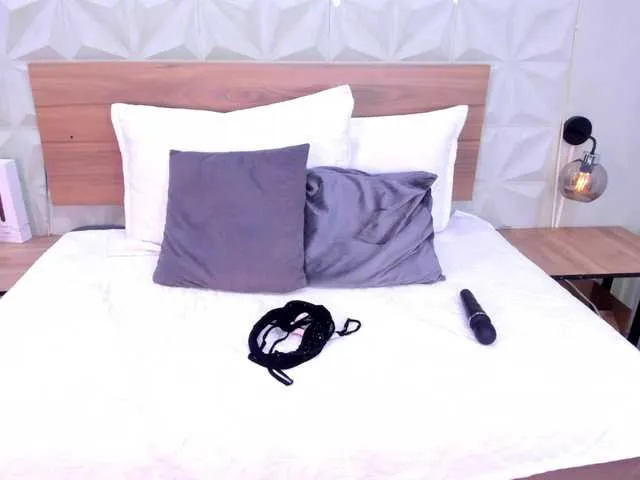 Live sex webcam photo for StaceyWhite #292351186