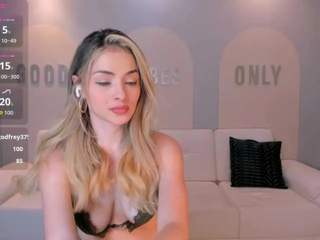 Live sex webcam photo for StacyWoods #293474383