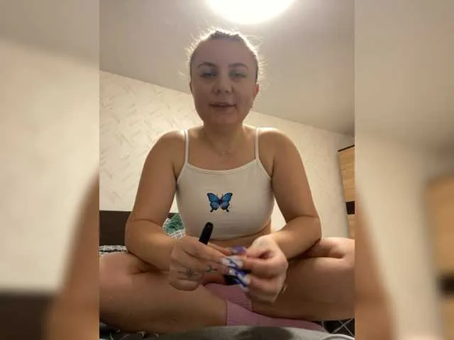 Live sex webcam photo for Strawberry-1 #277346022