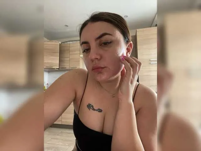 Live sex webcam photo for Strawberry-1 #277542190