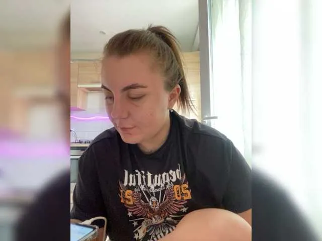 Live sex webcam photo for Strawberry-1 #278180192