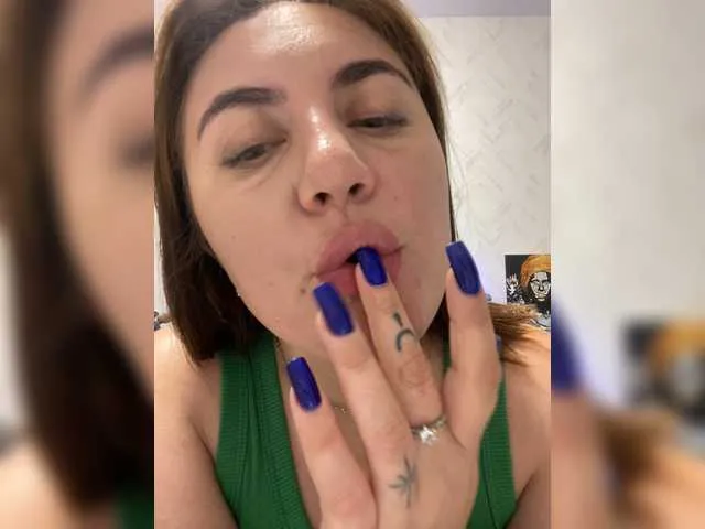 Live sex webcam photo for Strawberry-1 #278190566