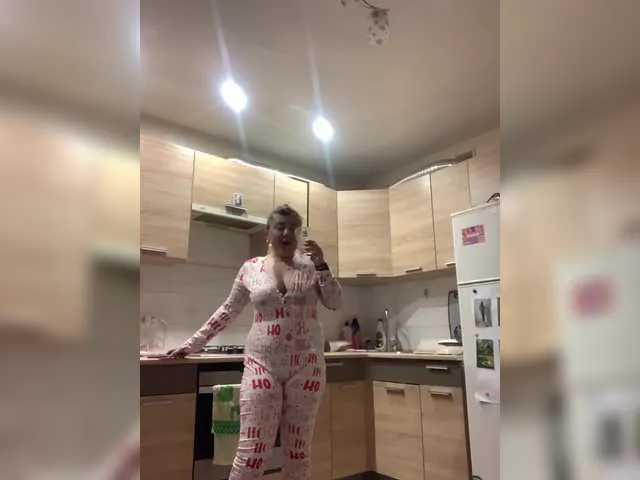 Live sex webcam photo for Strawberry-1 #290294278