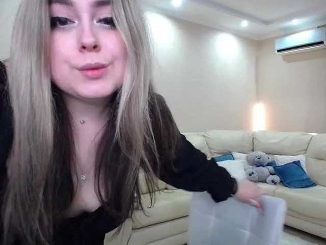 Live sex webcam photo for StrawberryeLove #277152400