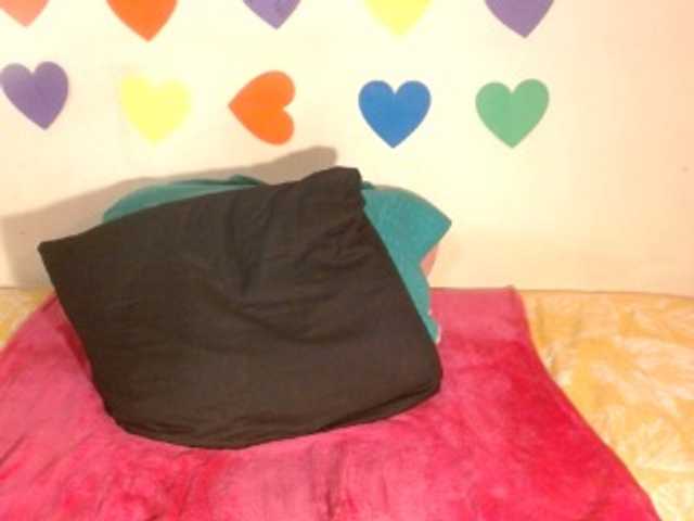 Live sex webcam photo for StrawberyLips #275579565