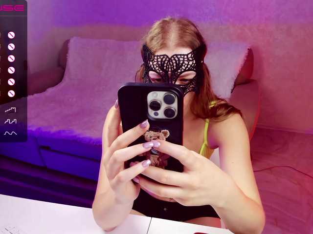 Live sex webcam photo for StrippingLady #290009338