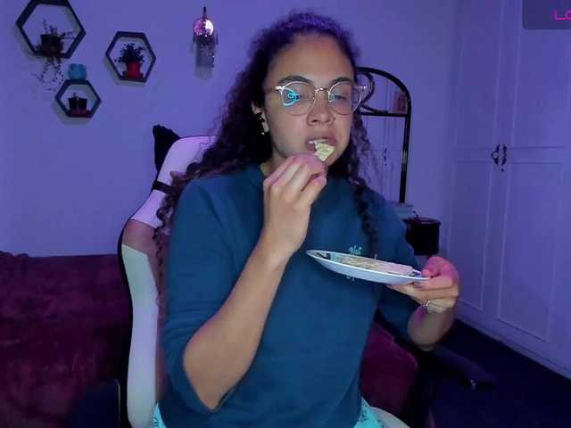 Live sex webcam photo for Suri-Myers #277103812