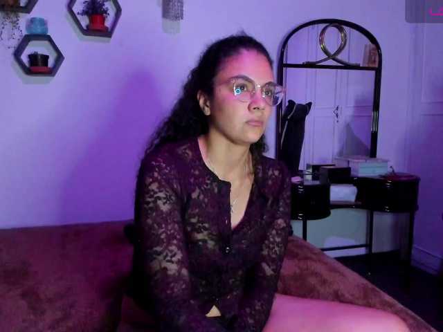 Live sex webcam photo for Suri-Myers #277116155