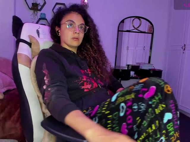 Live sex webcam photo for Suri-Myers #277131344