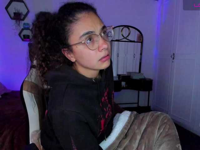 Live sex webcam photo for Suri-Myers #277133295