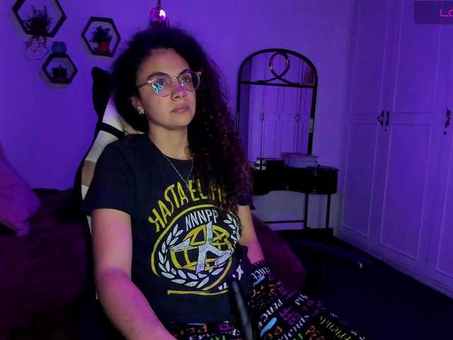 Live sex webcam photo for Suri-Myers #277192659