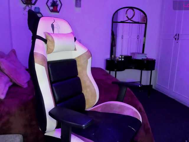 Live sex webcam photo for Suri-Myers #277194254