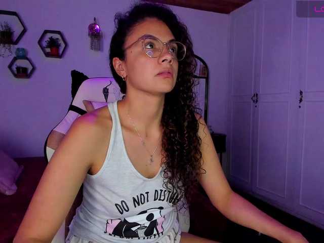 Live sex webcam photo for Suri-Myers #277208245