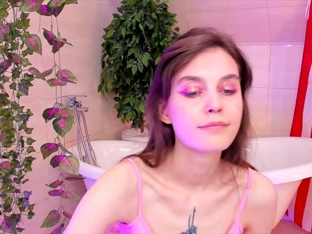 Live sex webcam photo for SusieMorris #278193240