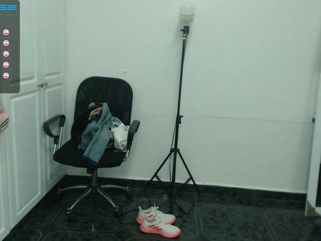 Live sex webcam photo for SweetBarbie #271827751