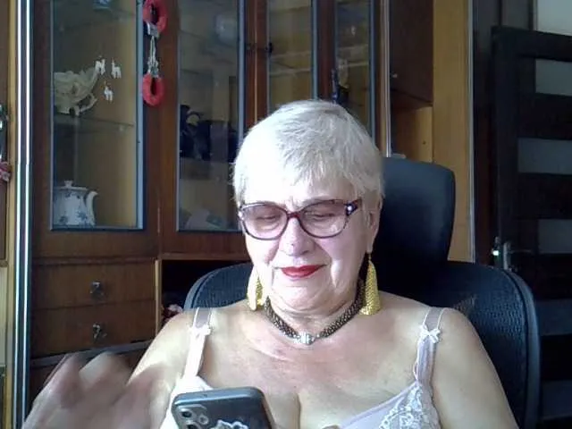 Live sex webcam photo for SweetCherry00 #291641752