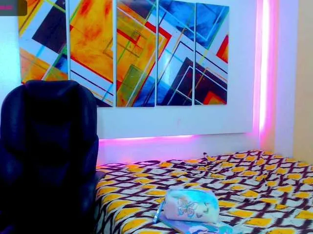 Live sex webcam photo for SweetCream18 #273094025