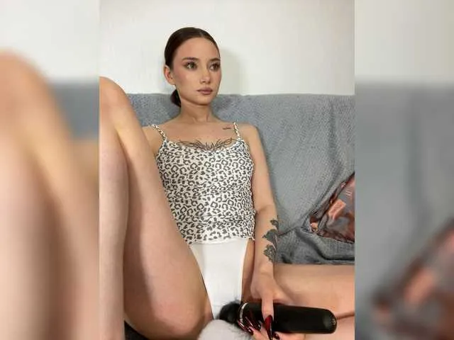 Live sex webcam photo for Sweetgirl-11 #292373670