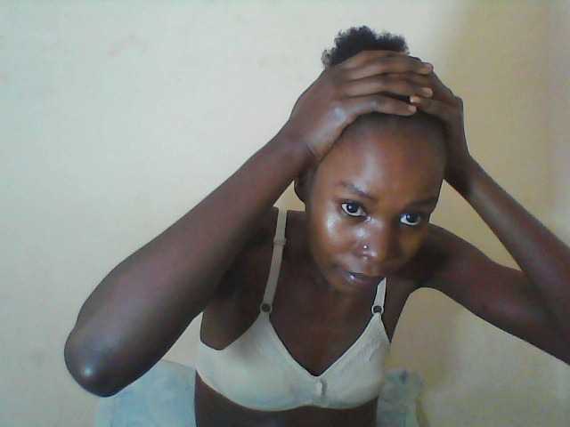 Live sex webcam photo for Sweetpetite254 #278047503