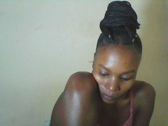 Live sex webcam photo for Sweetpetite254 #278287177