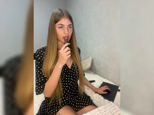 Live sex webcam photo for SweetyMia #275516595