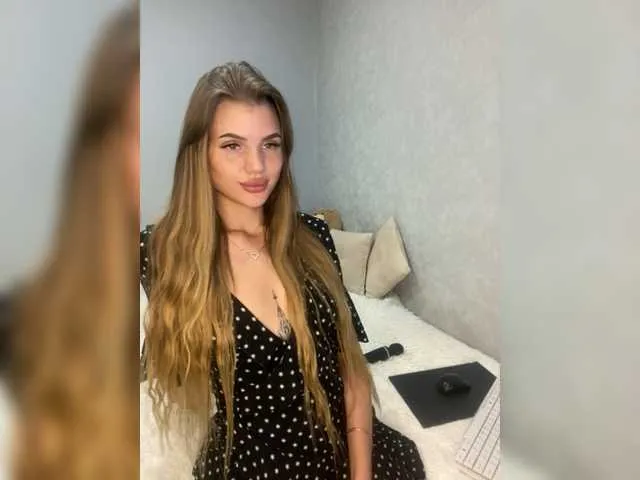 Live sex webcam photo for SweetyMia #275693800