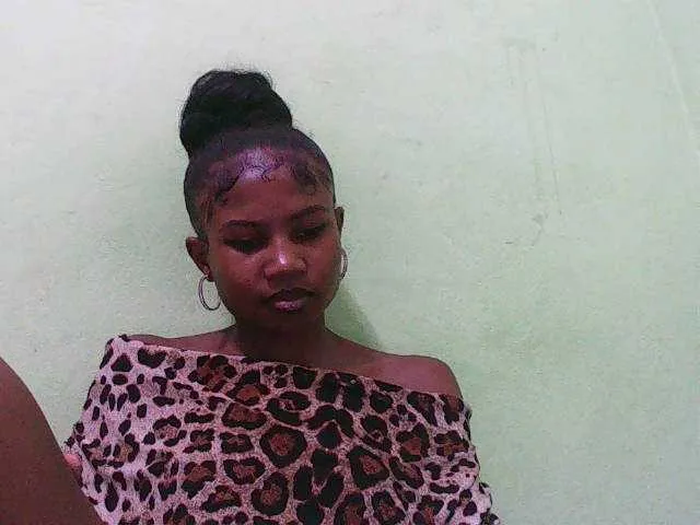 Live sex webcam photo for Sylvia6 #293223993