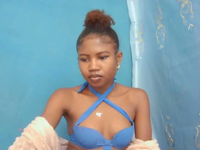 Live sex webcam photo for Sylvia6 #293930371