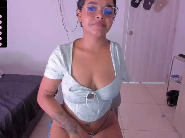 Live sex webcam photo for Tatiana25 #293890782