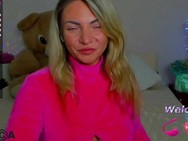 Live sex webcam photo for TerriNicee #275578170