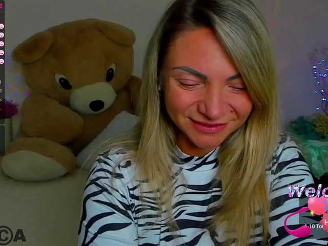 Live sex webcam photo for TerriNicee #275723984