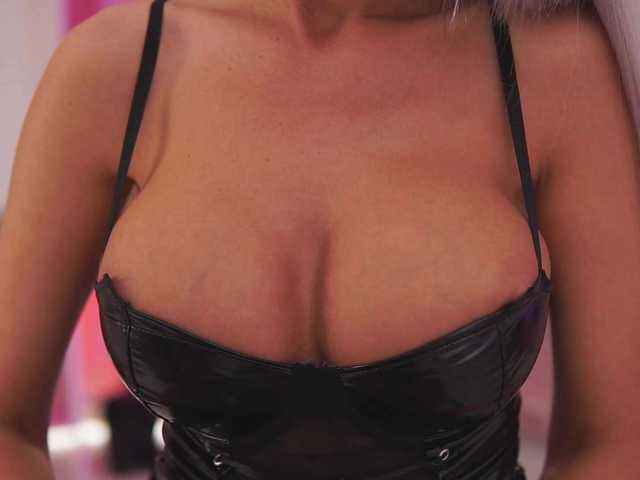 Live sex webcam photo for TheFallingAngel #277429352