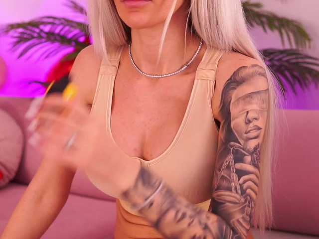 Live sex webcam photo for TheFallingAngel #290738629