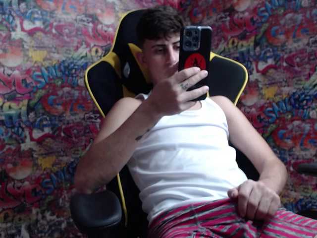 Live sex webcam photo for Theslimboy #277190330