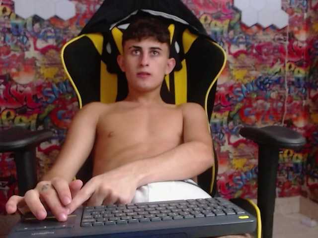 Live sex webcam photo for Theslimboy #277343615