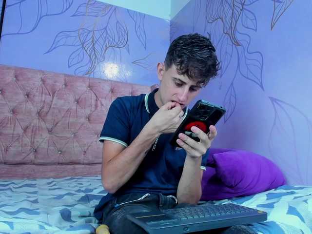 Live sex webcam photo for Theslimboy #277403537