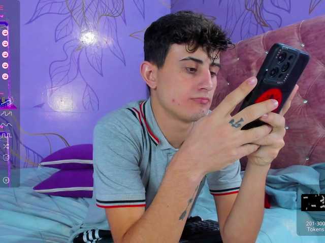 Live sex webcam photo for Theslimboy #277565016